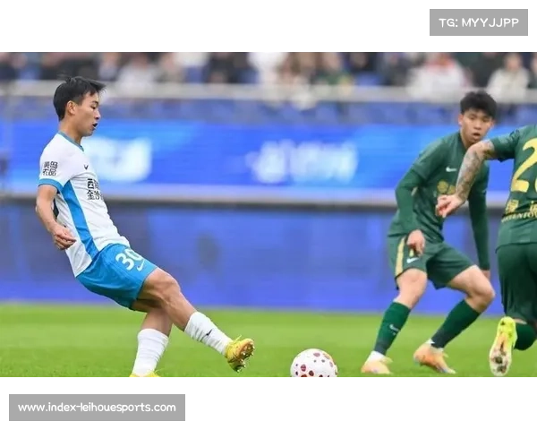 西海岸19岁中场杨展彭首次首发 防守硬度不足无法有效拦截直塞